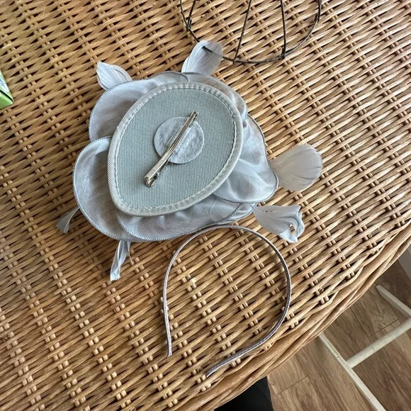 Elegant Silver Floral Fascinator NWOT - Picture 5 of 5